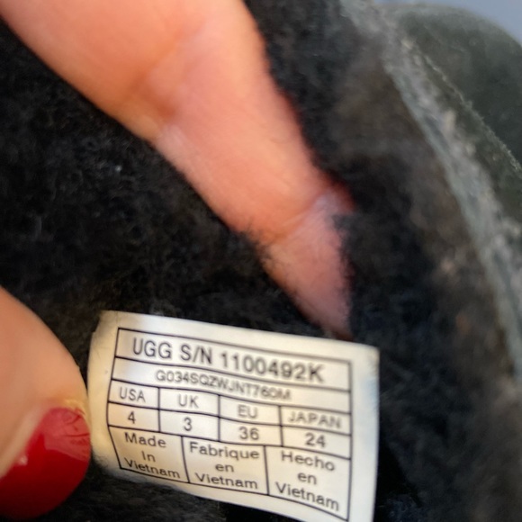 UGG Bailey Bow II, like new black, girls size 4 boots ! Great for school uniform - Picture 5 of 6